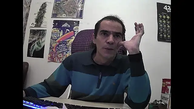 ReyDeBotones online show from April 8, 9:45 pm