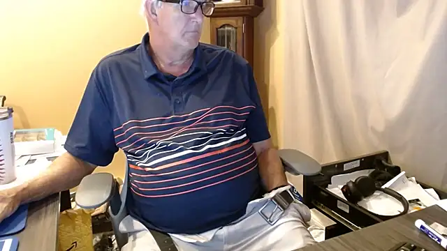 Snapshot of olderandwiser2 chatting on October 1, 3:43 am olderandwiser2 online show from October 1, 3:43 am