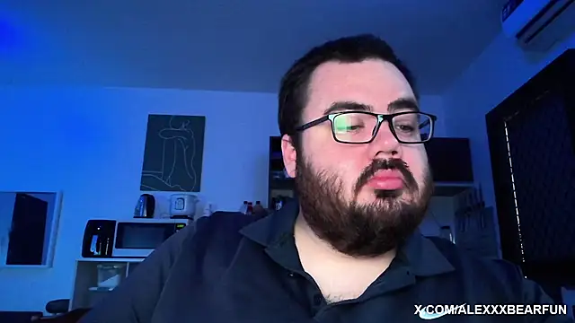 Snapshot of alexxxbear chatting on February 21, 3:01 am alexxxbear online show from February 21, 3:01 am