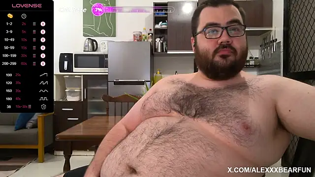 Snapshot of alexxxbear chatting on October 1, 5:50 pm alexxxbear online show from October 1, 5:50 pm