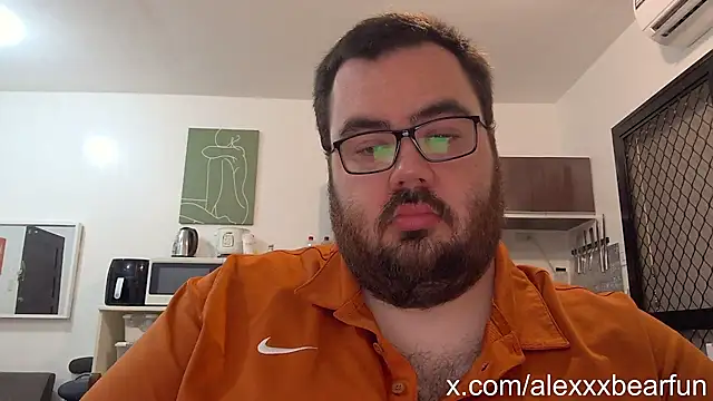 Snapshot of alexxxbear chatting on February 19, 1:08 am alexxxbear online show from February 19, 1:08 am