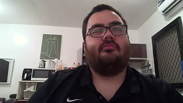 Snapshot of alexxxbear chatting on February 10, 6:24 pm alexxxbear online show from February 10, 6:24 pm
