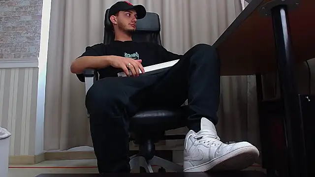OscarGriffin online show from September 27, 6:33 am