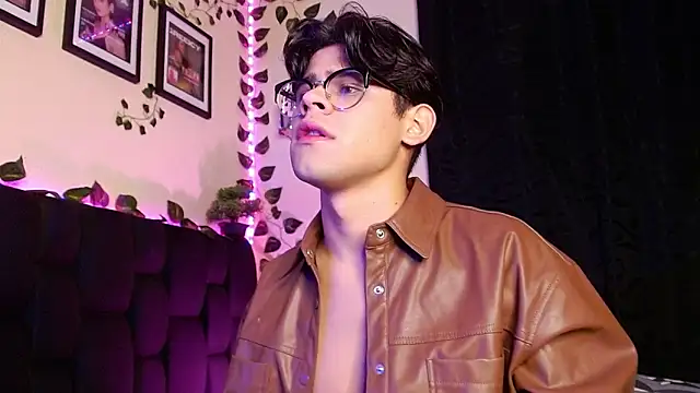 isaac-saenz online show from February 19, 9:36 pm