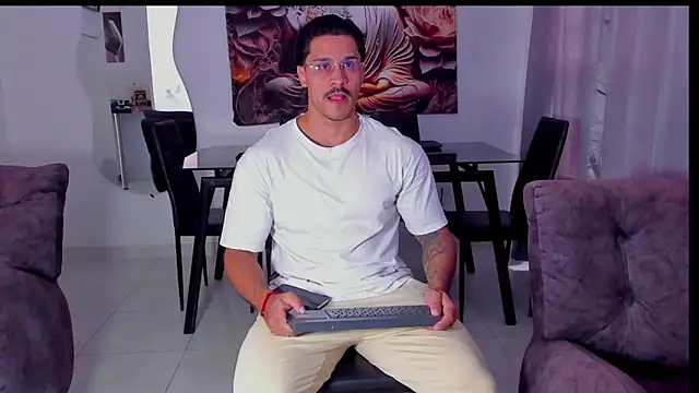 Valentino Dosantos  online show from February 3, 8:14 pm