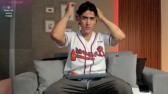 Taylercross online show from February 18, 7:43 pm