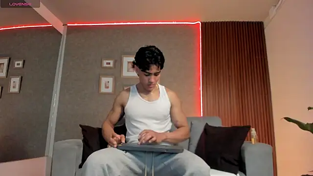 Taylercross online show from February 17, 7:31 pm