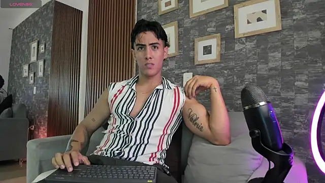 Taylercross online show from November 25, 6:54 pm