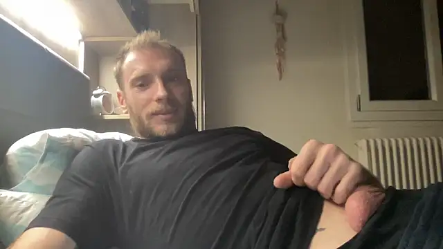 Snapshot of Lorenzz95 chatting on March 19, 10:31 pm Lorenzz95 online show from March 19, 10:31 pm