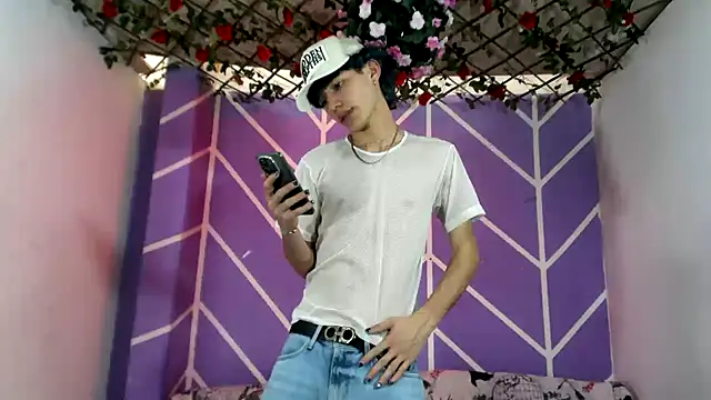 Snapshot of Maxxi_hot23 chatting on September 25, 7:35 pm Maxxi hot23 online show from September 25, 7:35 pm