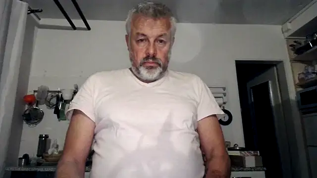 Snapshot of Berg_Boy chatting on October 18, 11:31 pm Berg Boy online show from October 18, 11:31 pm