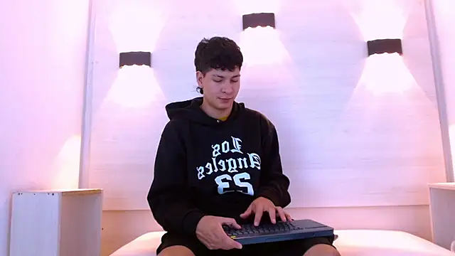 Jhojan twink online show from December 19, 1:19 pm