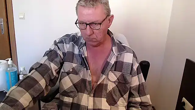 Snapshot of JamesBauer chatting on October 19, 8:28 am JamesBauer online show from October 19, 8:28 am