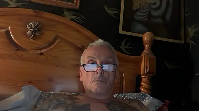 Snapshot of poggles chatting on October 9, 7:30 pm poggles online show from October 9, 7:30 pm