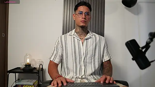 AxelVilla  online show from October 24, 8:10 pm