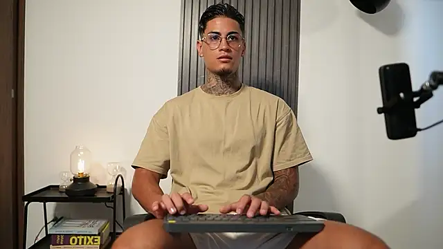 AxelVilla  online show from October 20, 8:57 pm