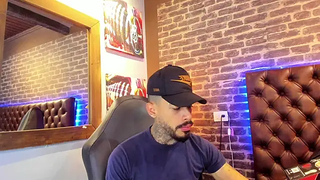 VinzenzRizzo online show from October 28, 5:43 am