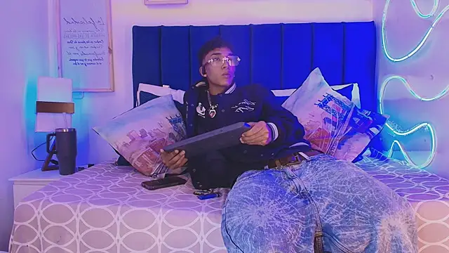 Lucass Blaze online show from November 18, 9:50 pm