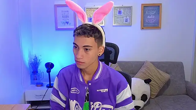 yulian vasquez online show from December 18, 12:45 pm