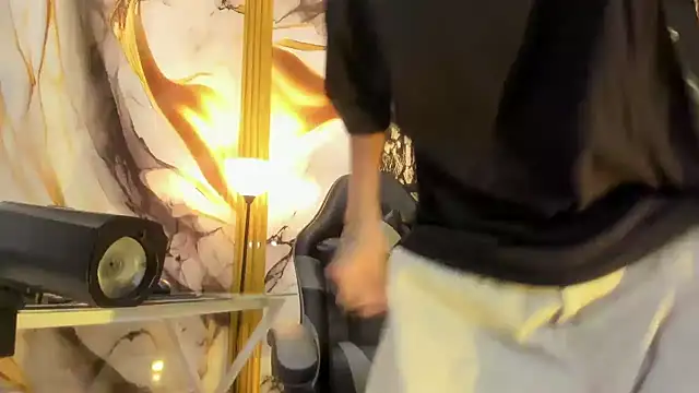 mono blonde online show from October 3, 7:19 pm