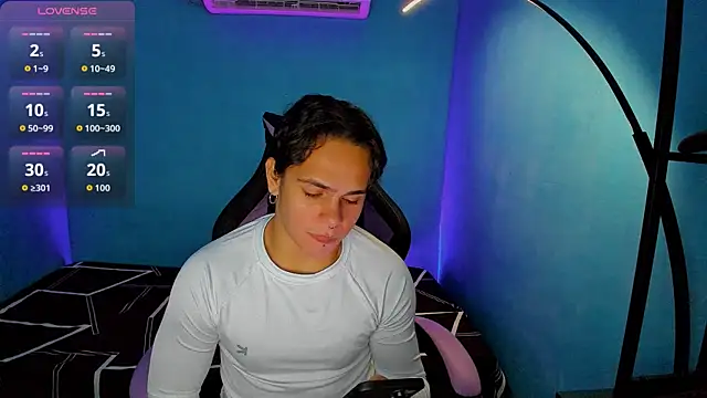 Snapshot of Maximiliano_scoott__ chatting on October 3, 6:46 pm Maximiliano scoott online show from October 3, 6:46 pm