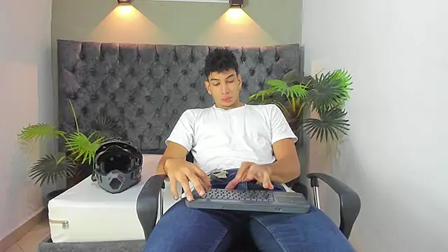 Snapshot of ALAN_REDINGER chatting on September 15, 1:01 pm ALAN REDINGER online show from September 15, 1:01 pm