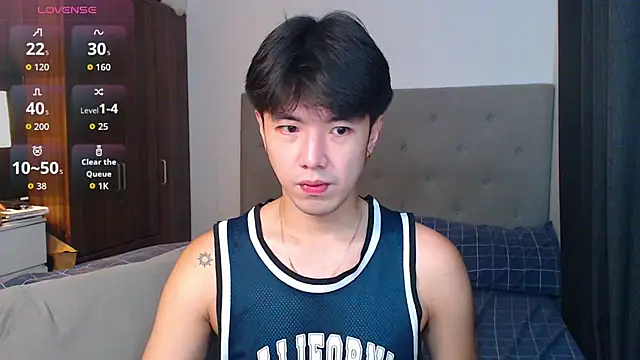 Snapshot of Addictiveboi chatting on October 7, 3:32 am Addictiveboi online show from October 7, 3:32 am