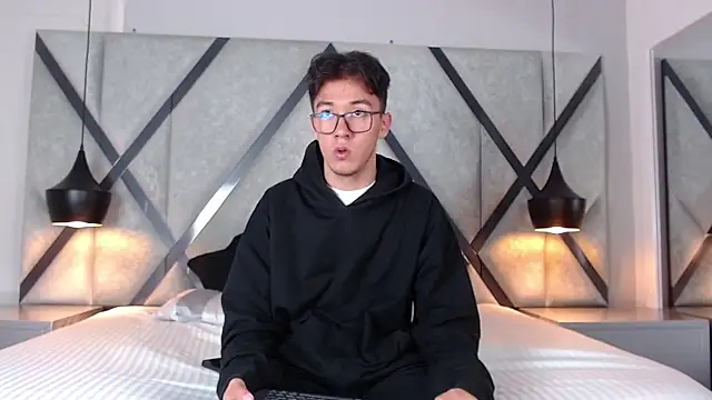 AustinReeds online show from October 4, 11:59 am