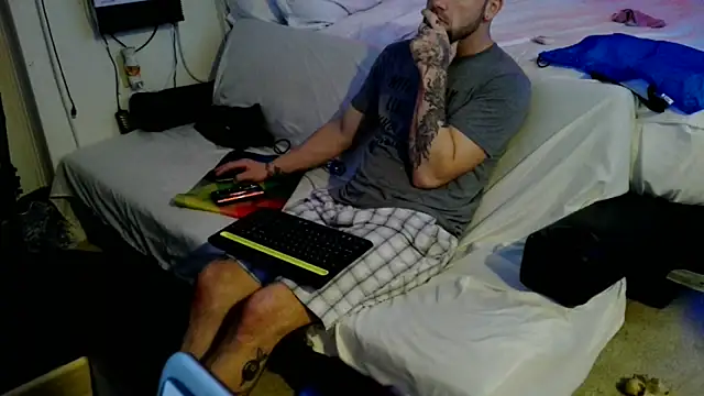 Luv2SuckBWC92 online show from October 19, 3:33 am