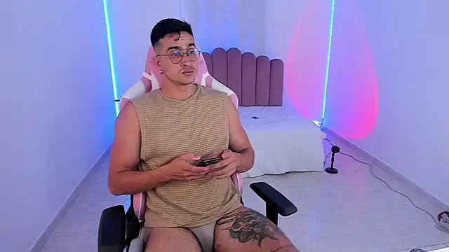 CamCumBoy online show from October 20, 7:12 am