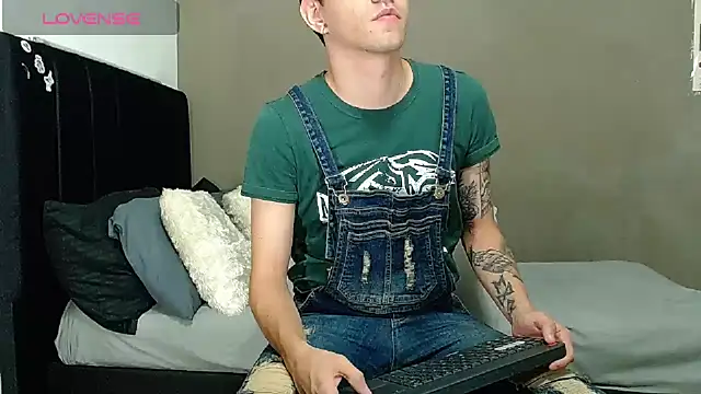 Matteo12  online show from April 3, 3:25 am