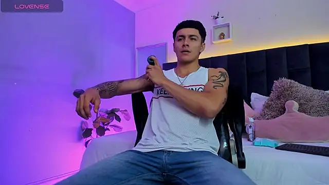 Leo santoro online show from February 4, 2:12 pm