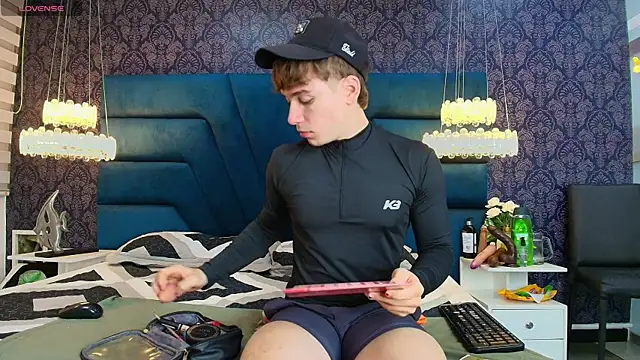 TaylerWhite online show from December 19, 12:13 pm