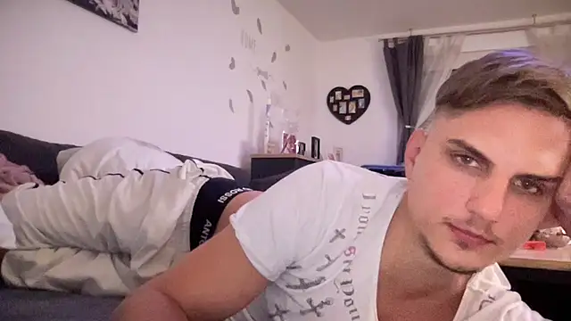 Snapshot of Sweetbooy90 chatting on October 3, 9:31 pm Sweetbooy90 online show from October 3, 9:31 pm