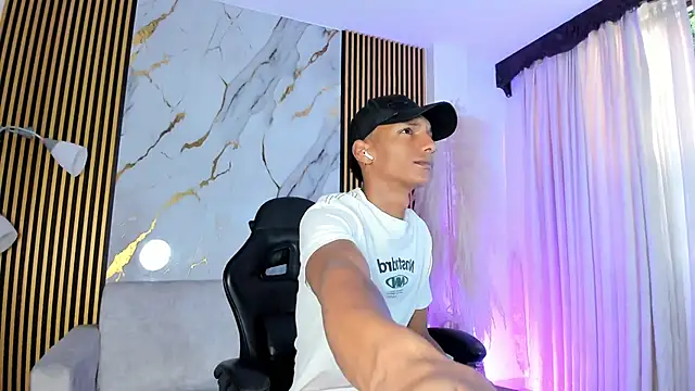 JulienSaint online show from December 2, 11:57 am