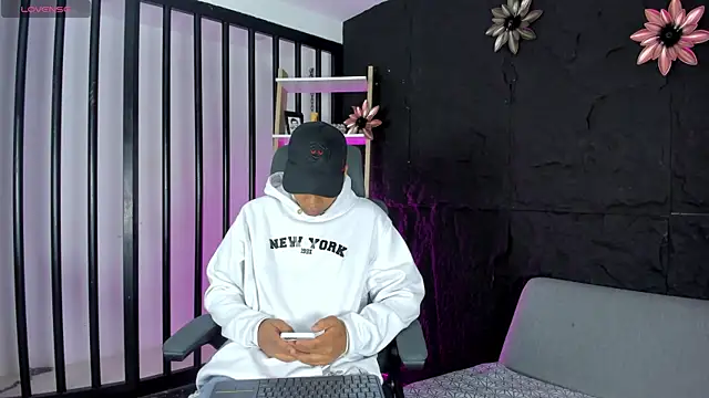 IsaacBlack  online show from October 8, 4:06 am