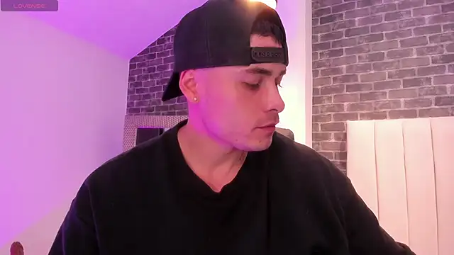 connorsmiith online show from February 20, 6:19 am