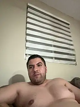 raulgzz4 online show from May 19, 4:51 am