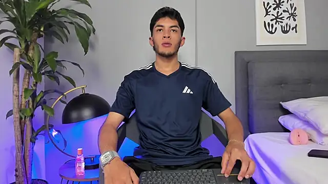 Tylerffoxx online show from June 11, 9:57 pm