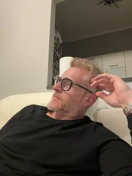 Axl hot online show from March 30, 7:37 pm