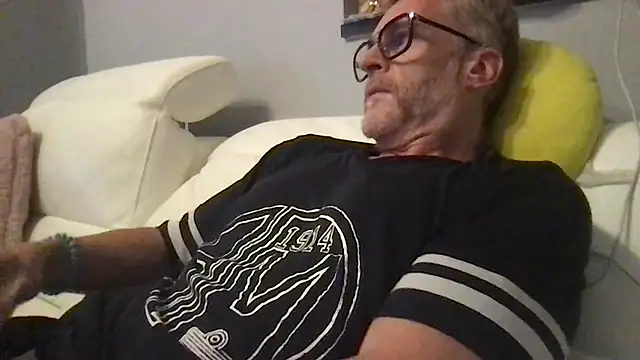 Axl hot online show from June 2, 9:49 pm