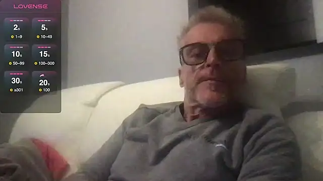 Snapshot of Axl_hot chatting on October 10, 8:02 pm Axl hot online show from October 10, 8:02 pm