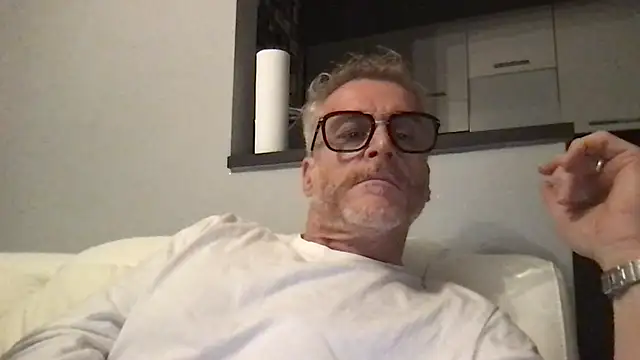 Axl hot online show from April 8, 9:23 pm