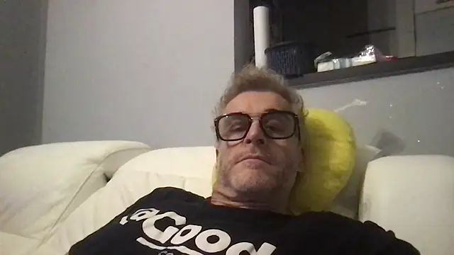 Axl hot online show from February 9, 9:41 pm