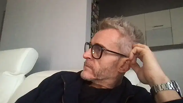 Axl hot online show from January 10, 2:10 pm