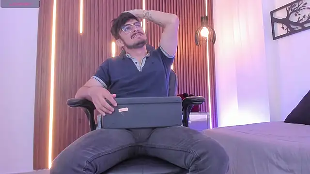 AaronFuentes7 online show from September 27, 7:34 pm
