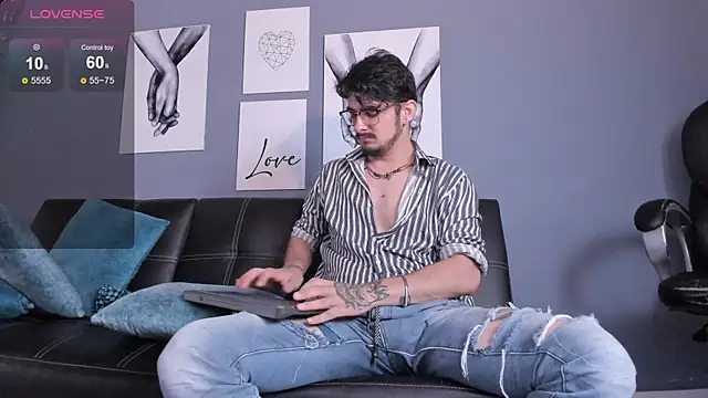 AaronFuentes7 online show from October 3, 6:24 pm