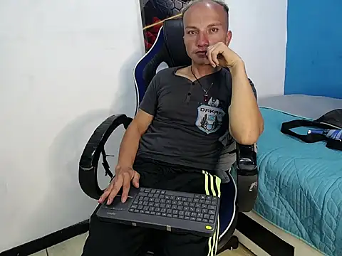 Snapshot of DaddyPoweer chatting on October 1, 12:25 am DaddyPoweer online show from October 1, 12:25 am