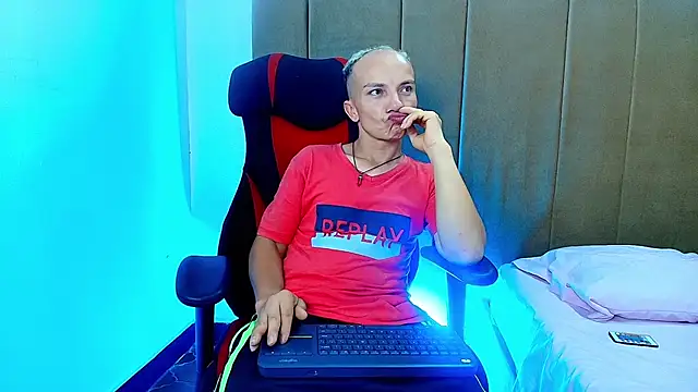 Snapshot of DaddyPoweer chatting on September 23, 9:58 pm DaddyPoweer online show from September 23, 9:58 pm