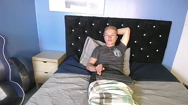Snapshot of DaddyPoweer chatting on October 3, 5:23 am DaddyPoweer online show from October 3, 5:23 am